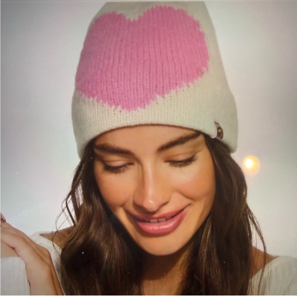 Kurt Geiger Intasia heart beanie NWT - Picture 5 of 6